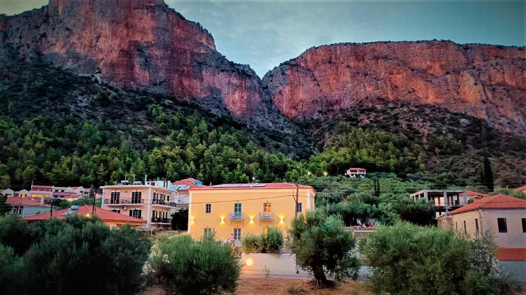 Kraka Apartments Leonídion エクステリア 写真